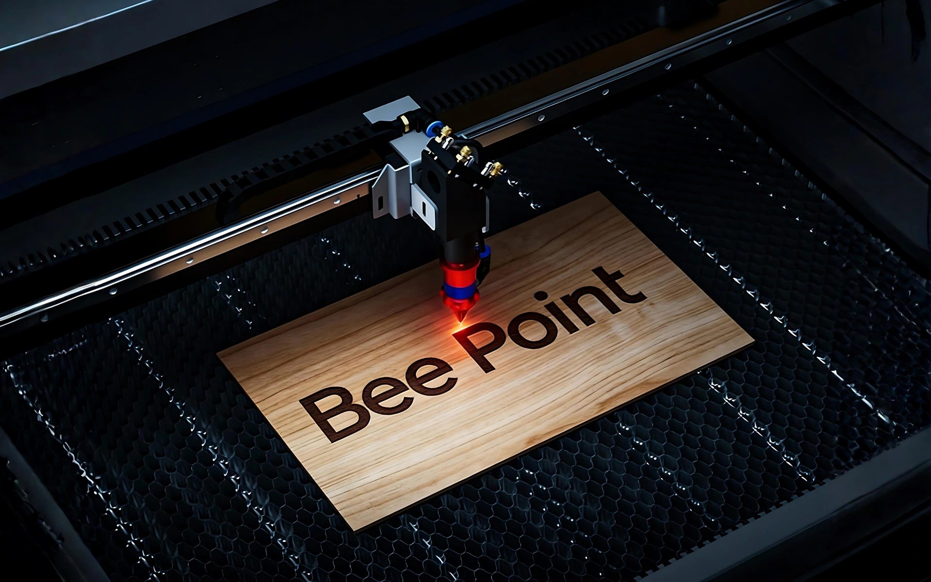 عملية نقش اسم بي بوينت بالليزر على لوحة خشبية داخل الورشة - Bee Point